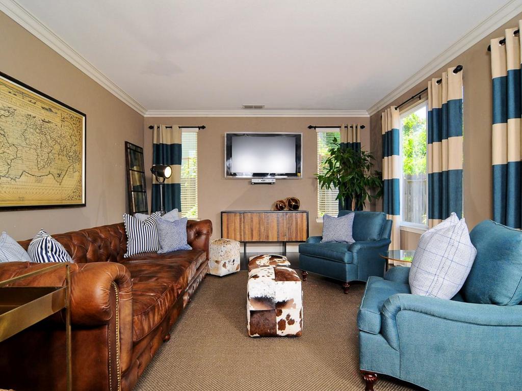 Decorating Around a Brown Sofa