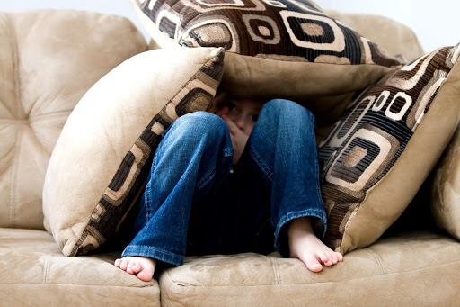 kids on sofa hiding