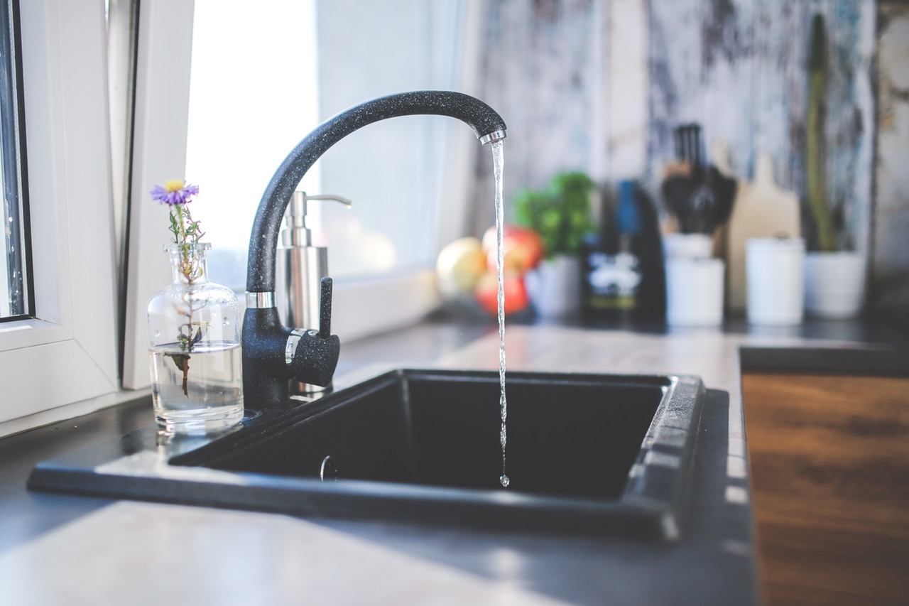 water-kitchen-black-design